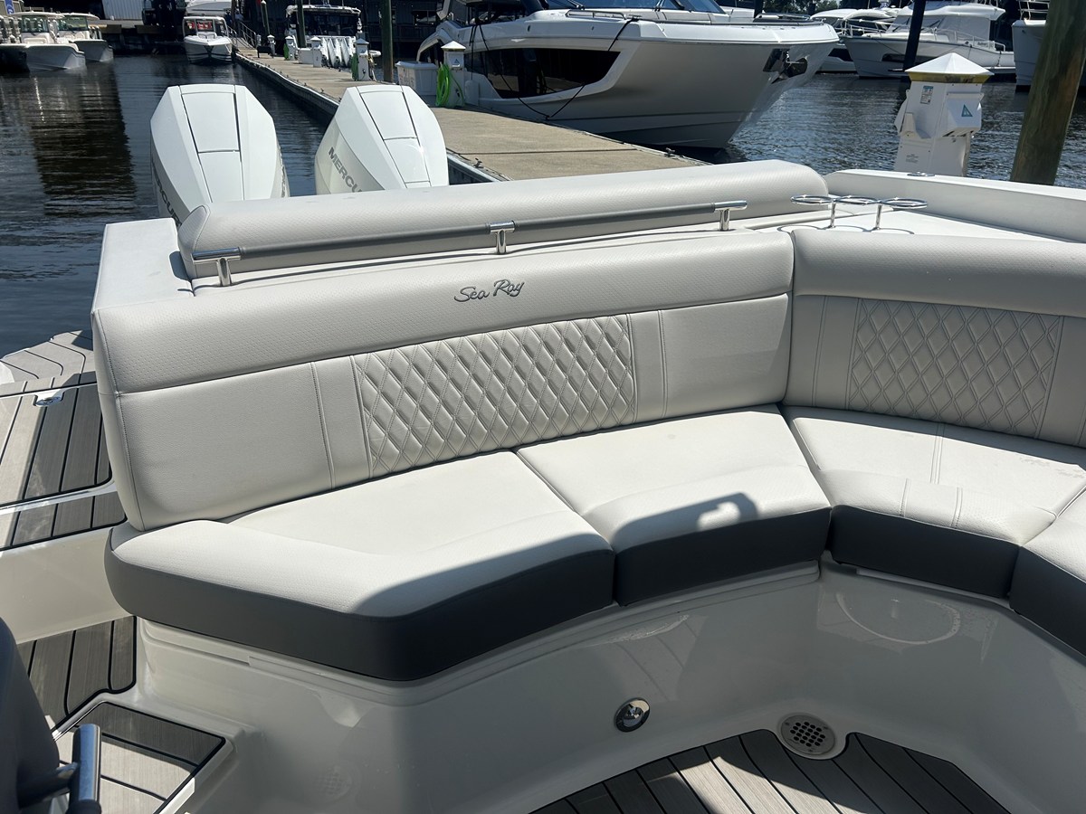 2026 Sea Ray SLX 310 Outboard 16
