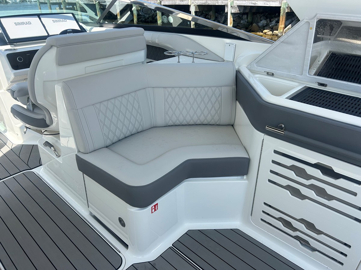 2026 Sea Ray SLX 310 Outboard 21