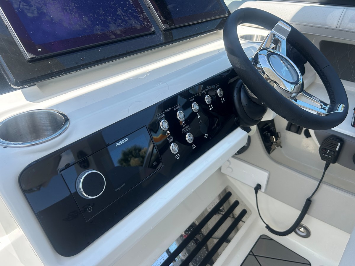 2026 Sea Ray SLX 310 Outboard 23