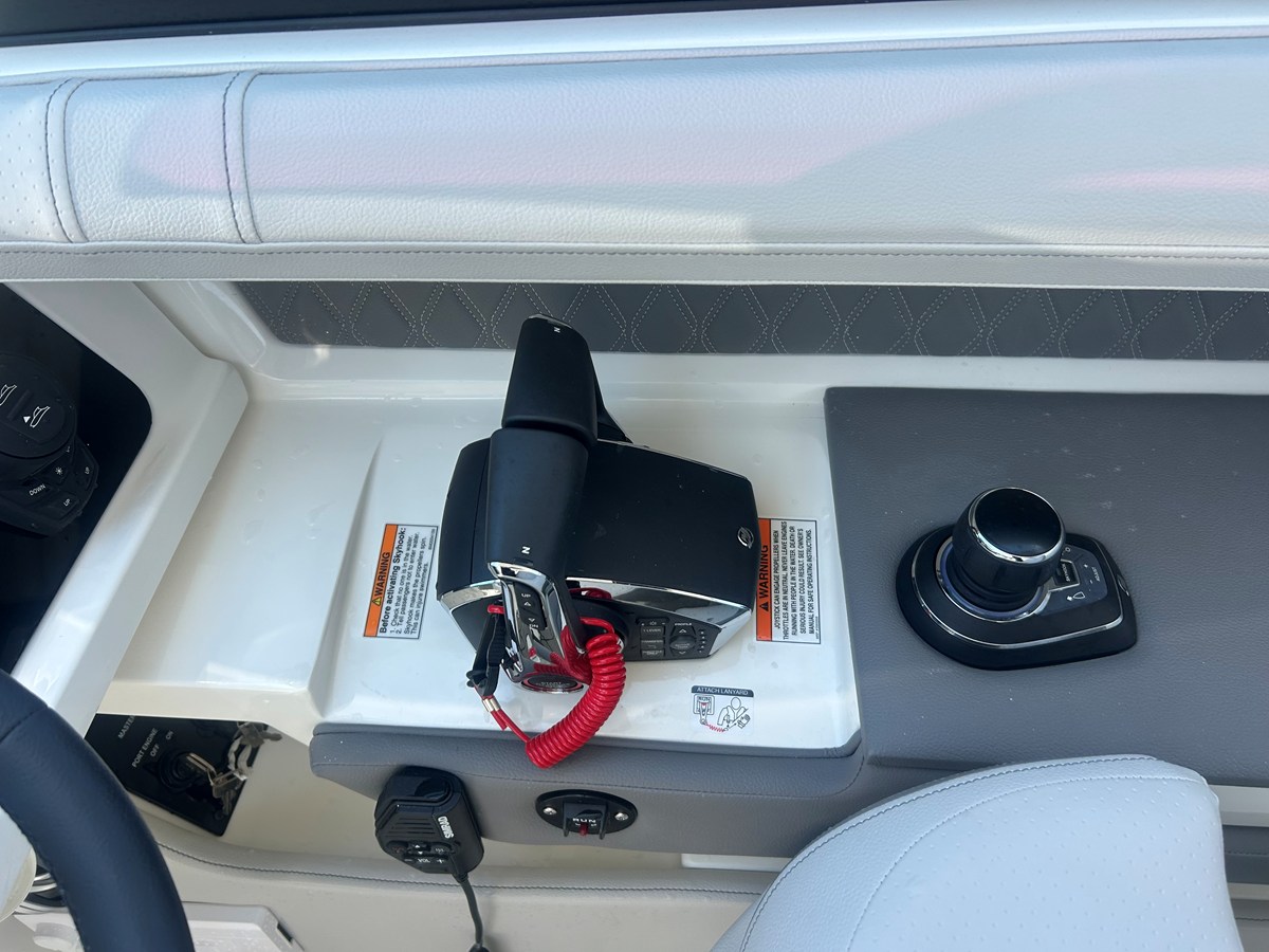 2026 Sea Ray SLX 310 Outboard 24