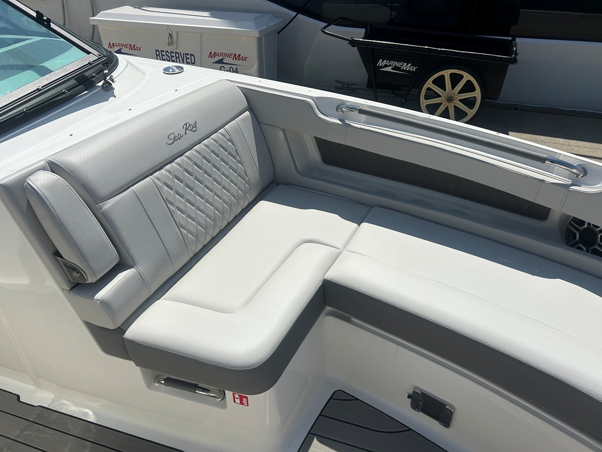 2026 Sea Ray SLX 310 Outboard 33