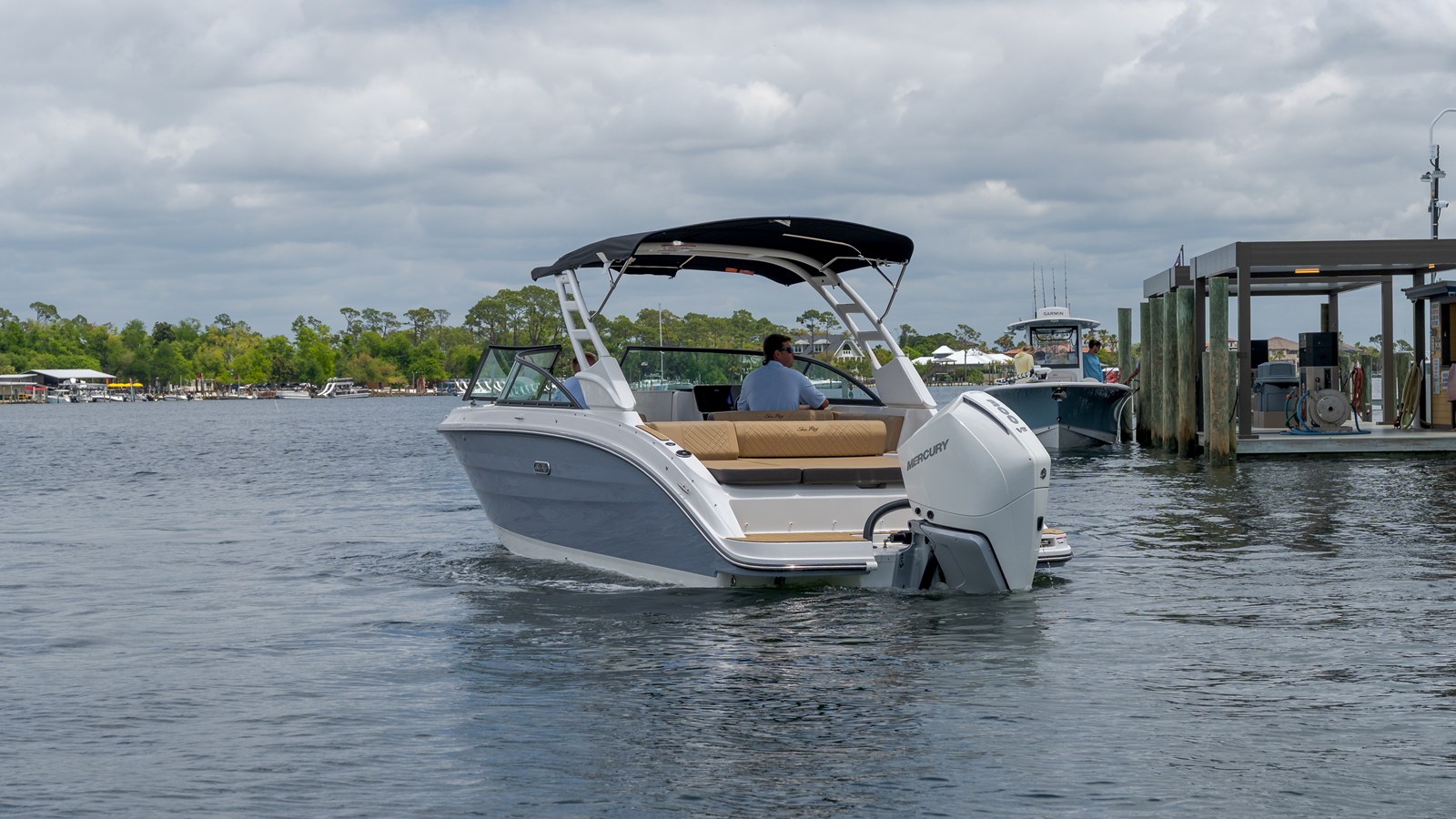 2026 Sea Ray SDX 250 Outboard 9