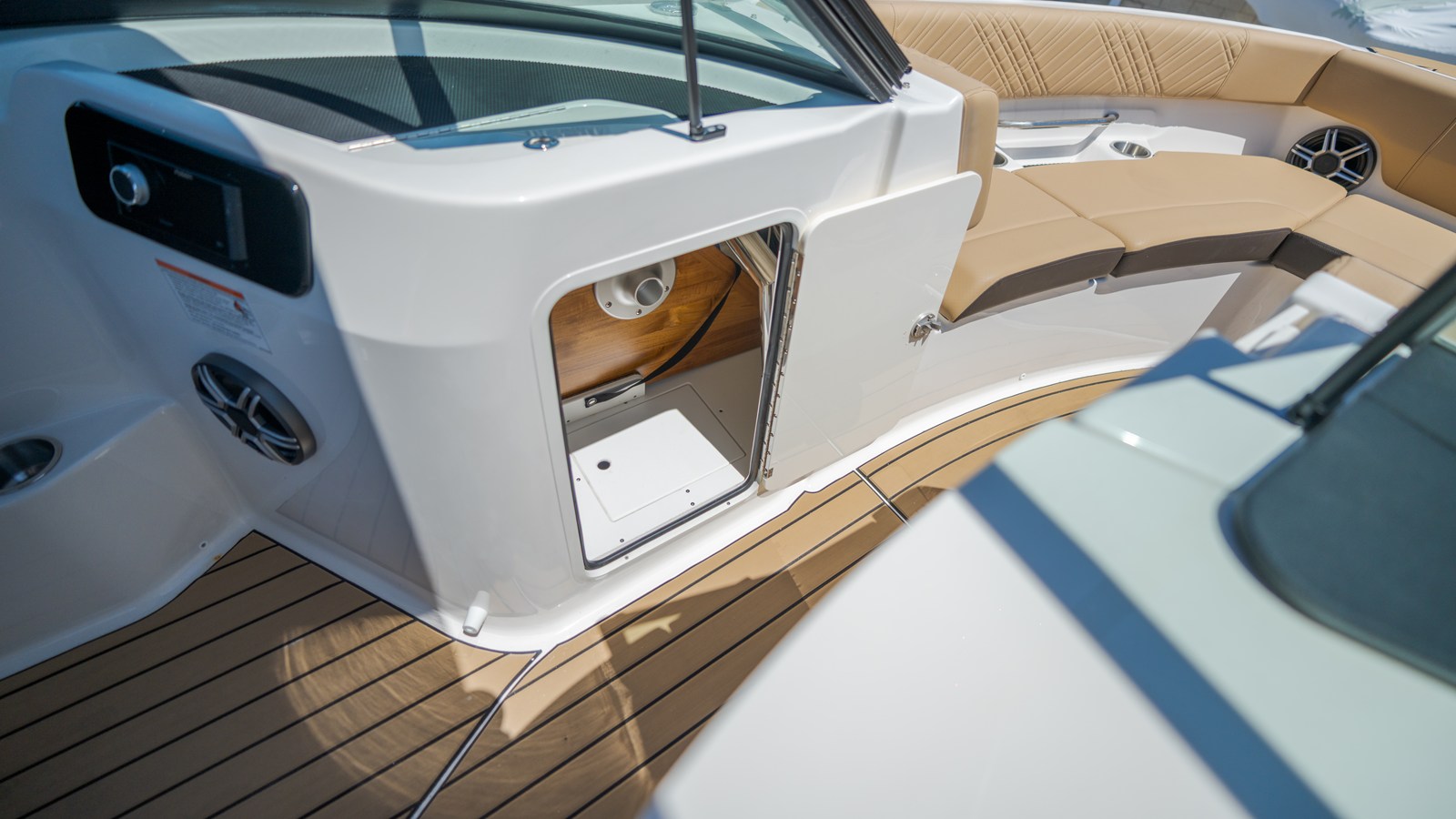 2026 Sea Ray SDX 250 Outboard 17