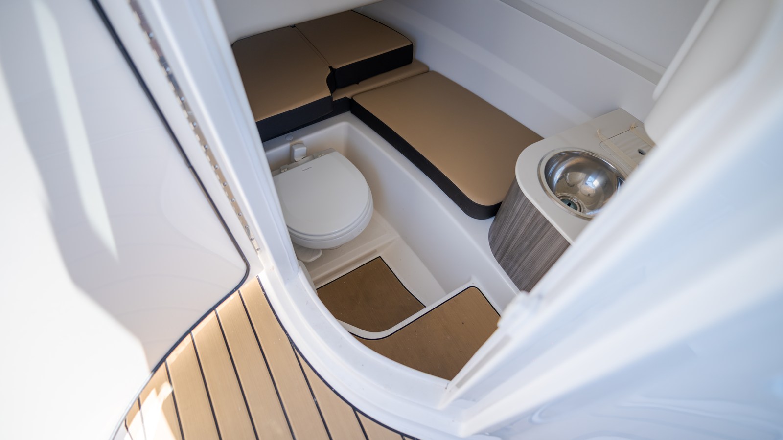 2026 Sea Ray SDX 250 Outboard 18
