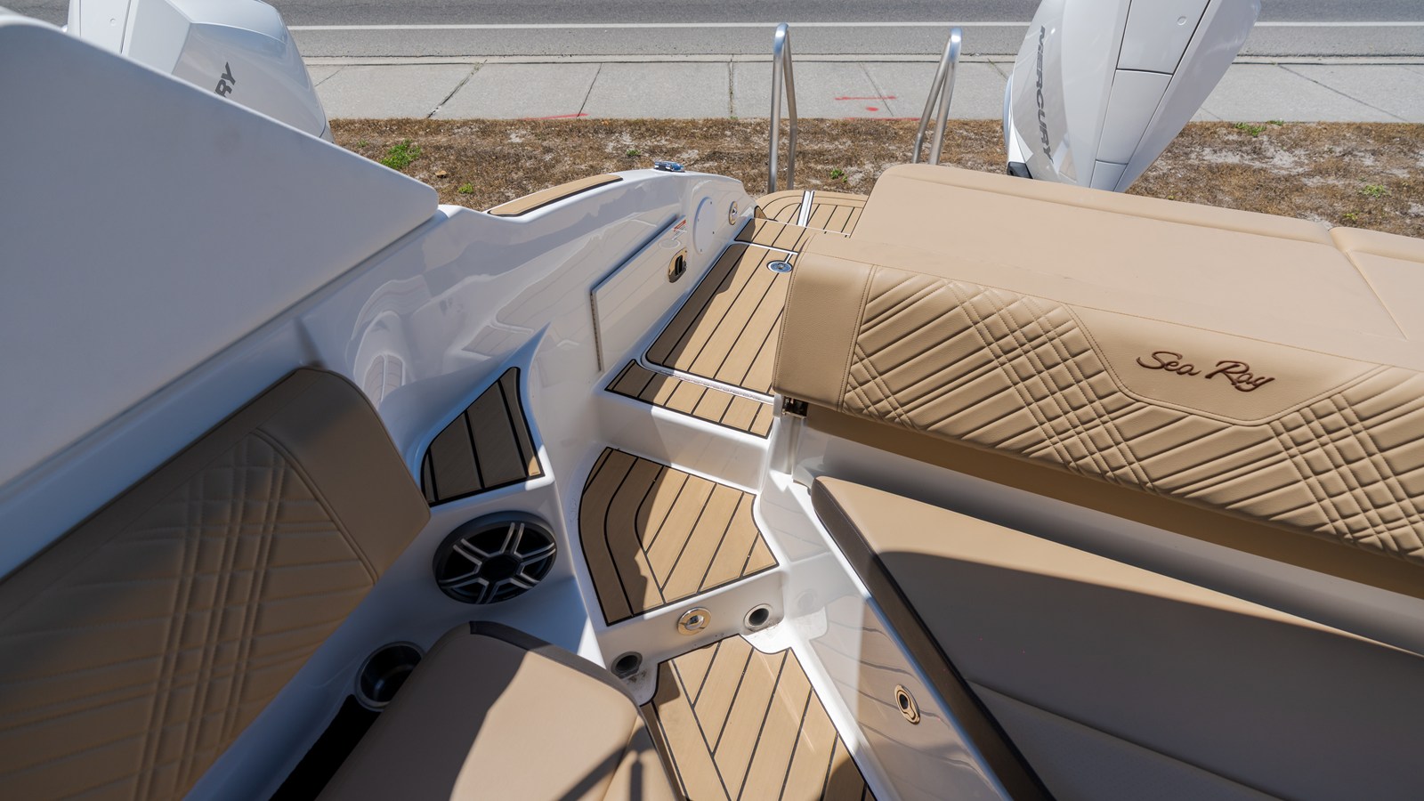 2026 Sea Ray SDX 250 Outboard 32