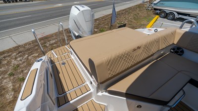 2026 Sea Ray SDX 250 Outboard 33