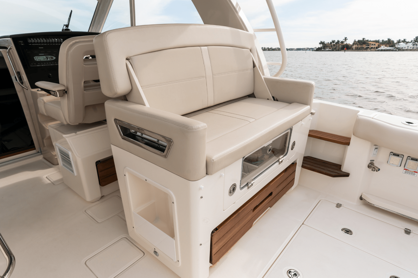 2027 Boston Whaler 380 Realm 96