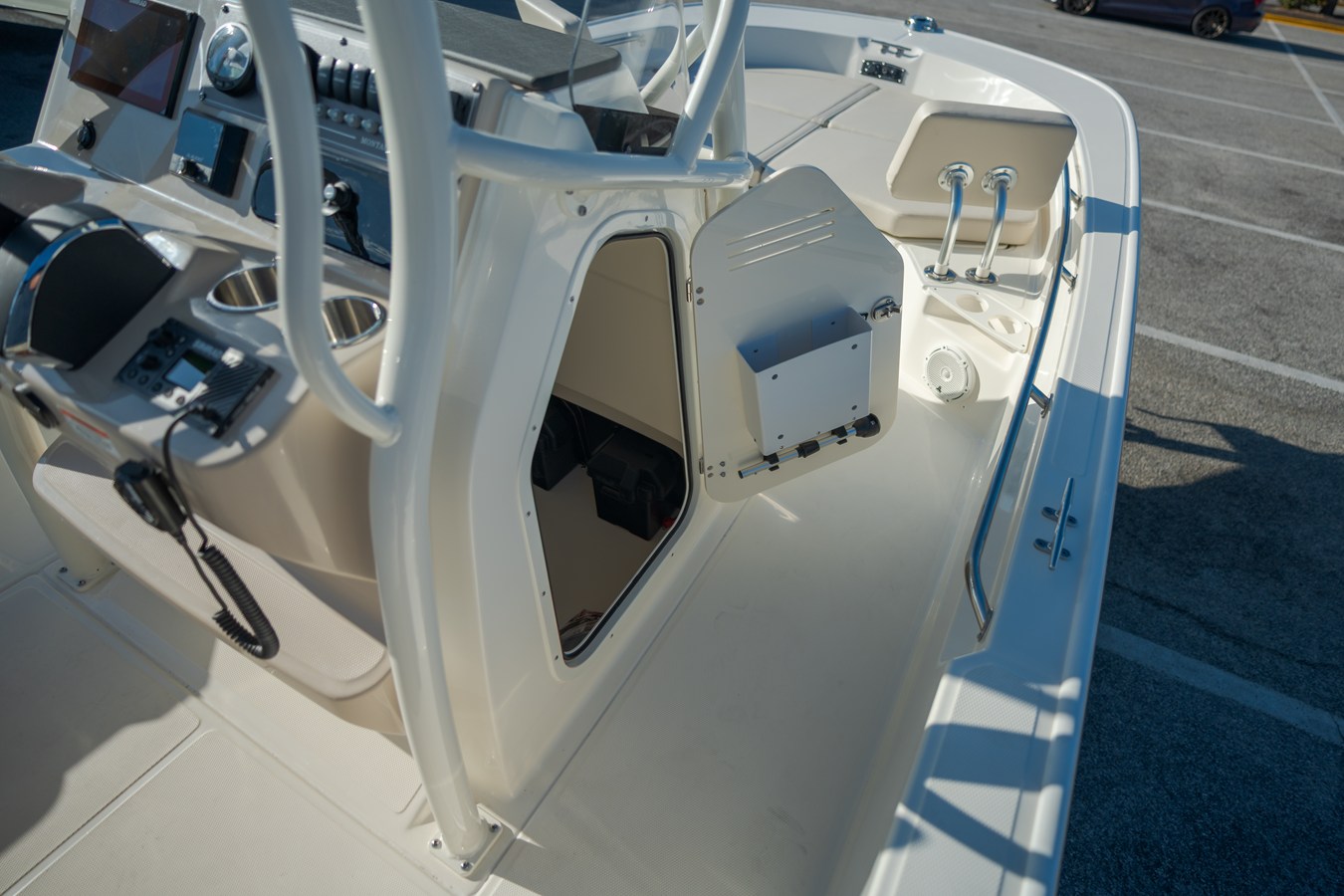 2027 Boston Whaler 210 Montauk 16