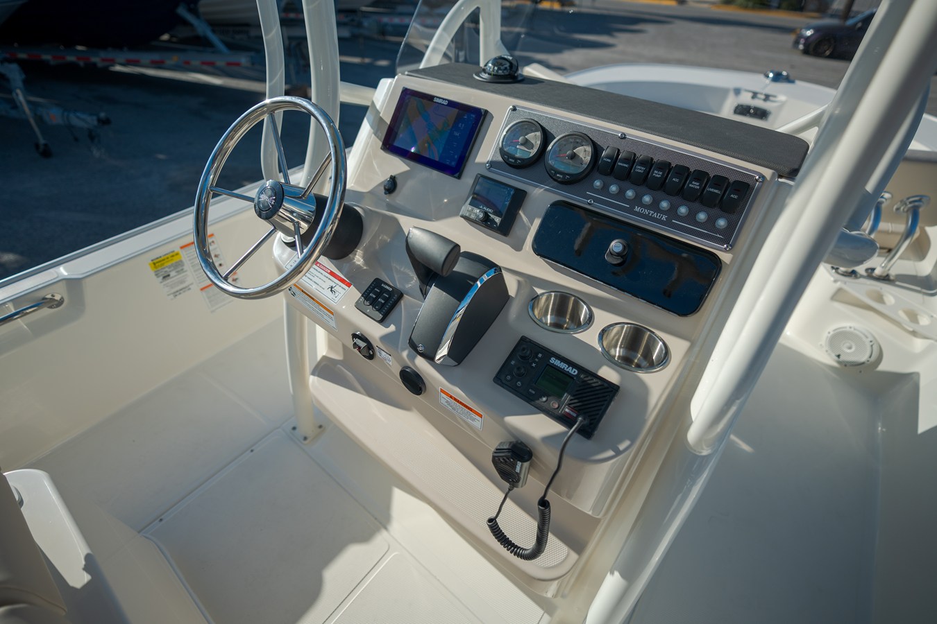 2027 Boston Whaler 210 Montauk 18