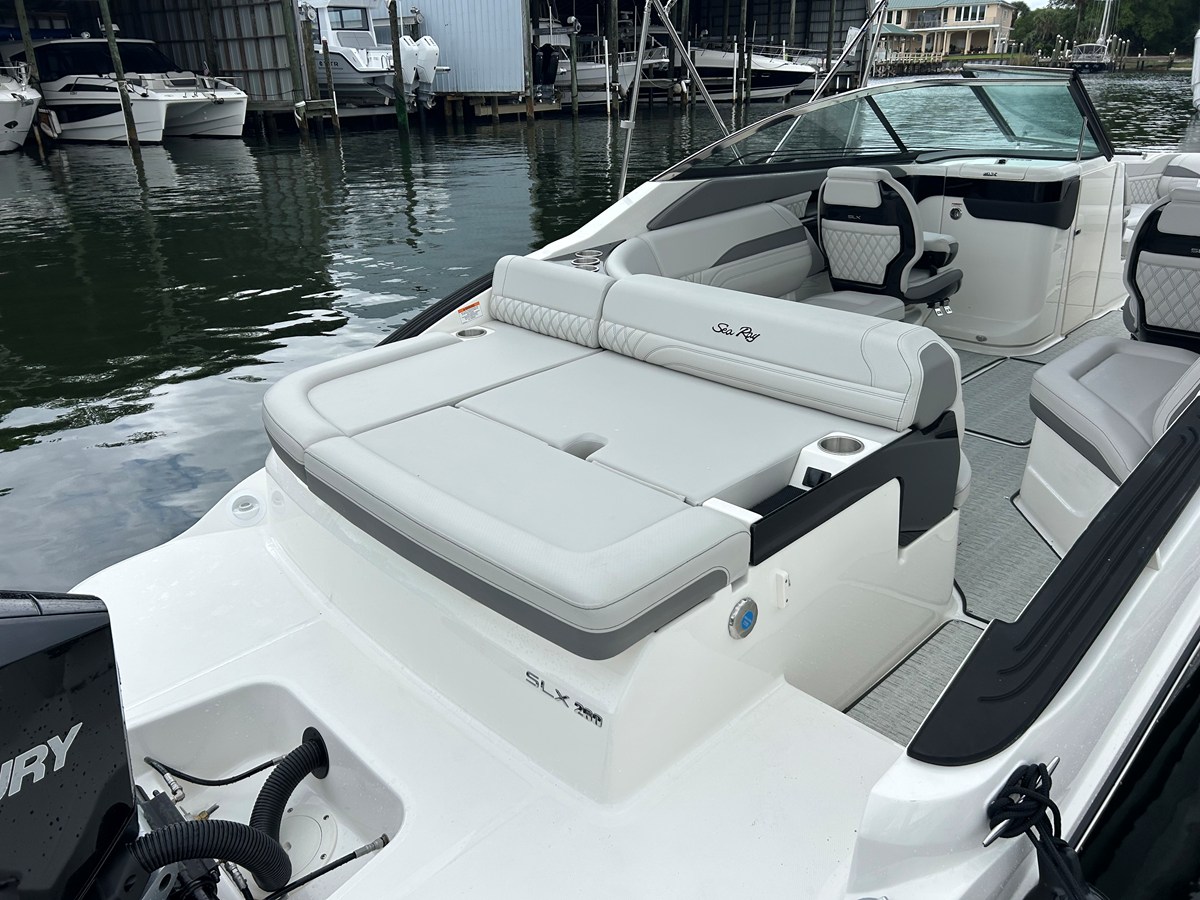 2026 Sea Ray SLX 260 Outboard 12