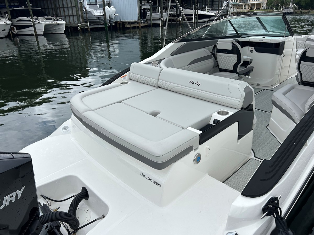 2026 Sea Ray SLX 260 Outboard 13