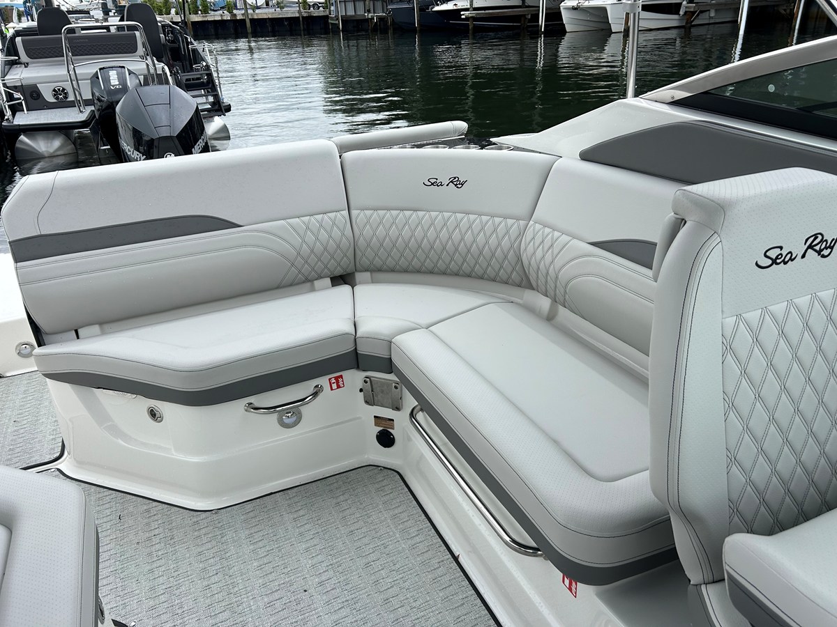 2026 Sea Ray SLX 260 Outboard 14