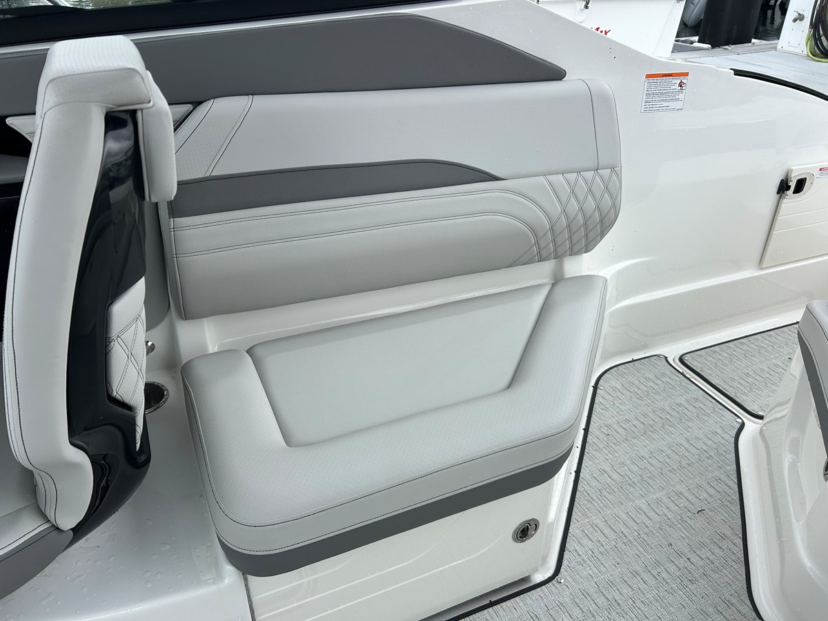 2026 Sea Ray SLX 260 Outboard 15