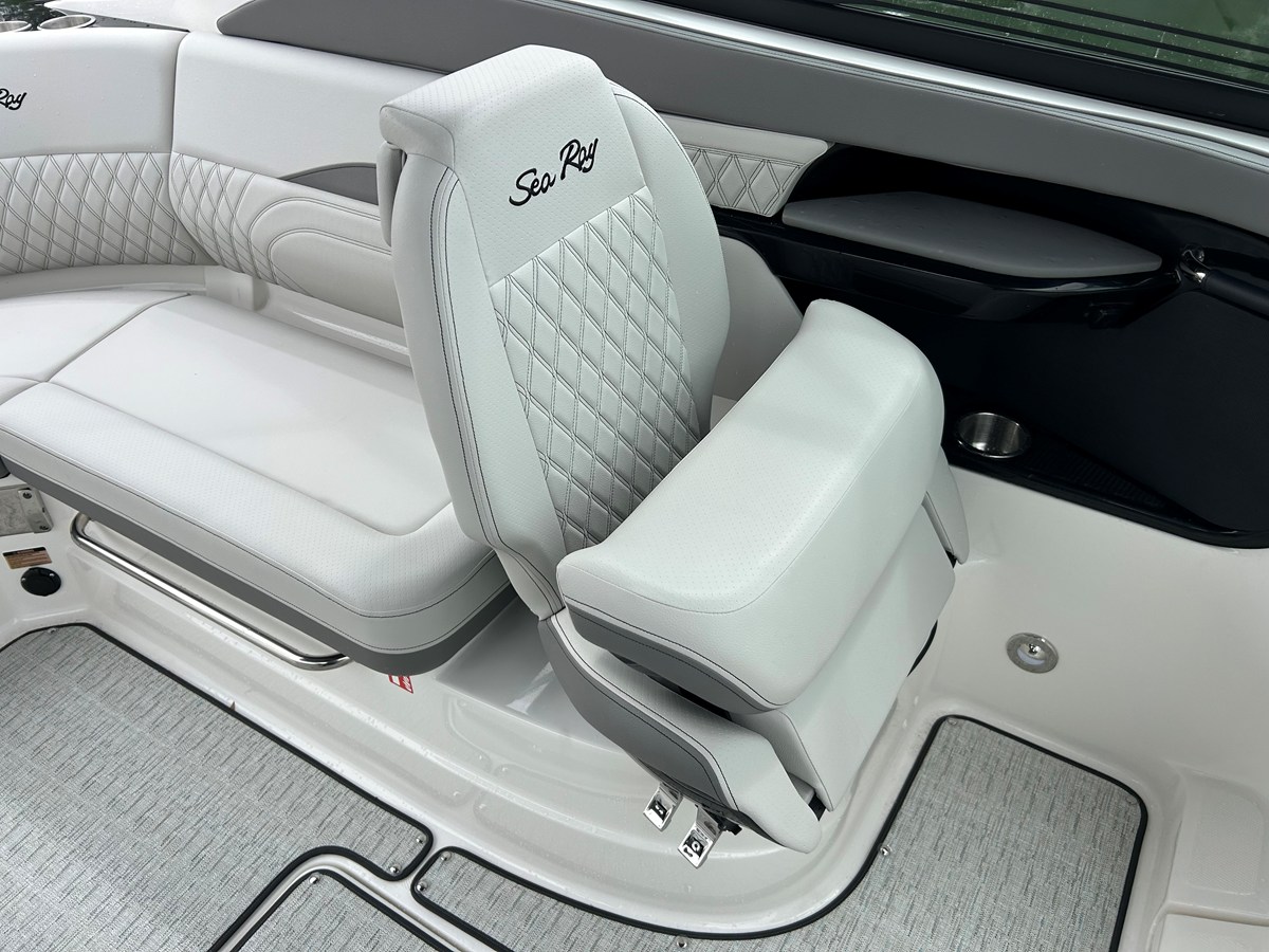 2026 Sea Ray SLX 260 Outboard 16