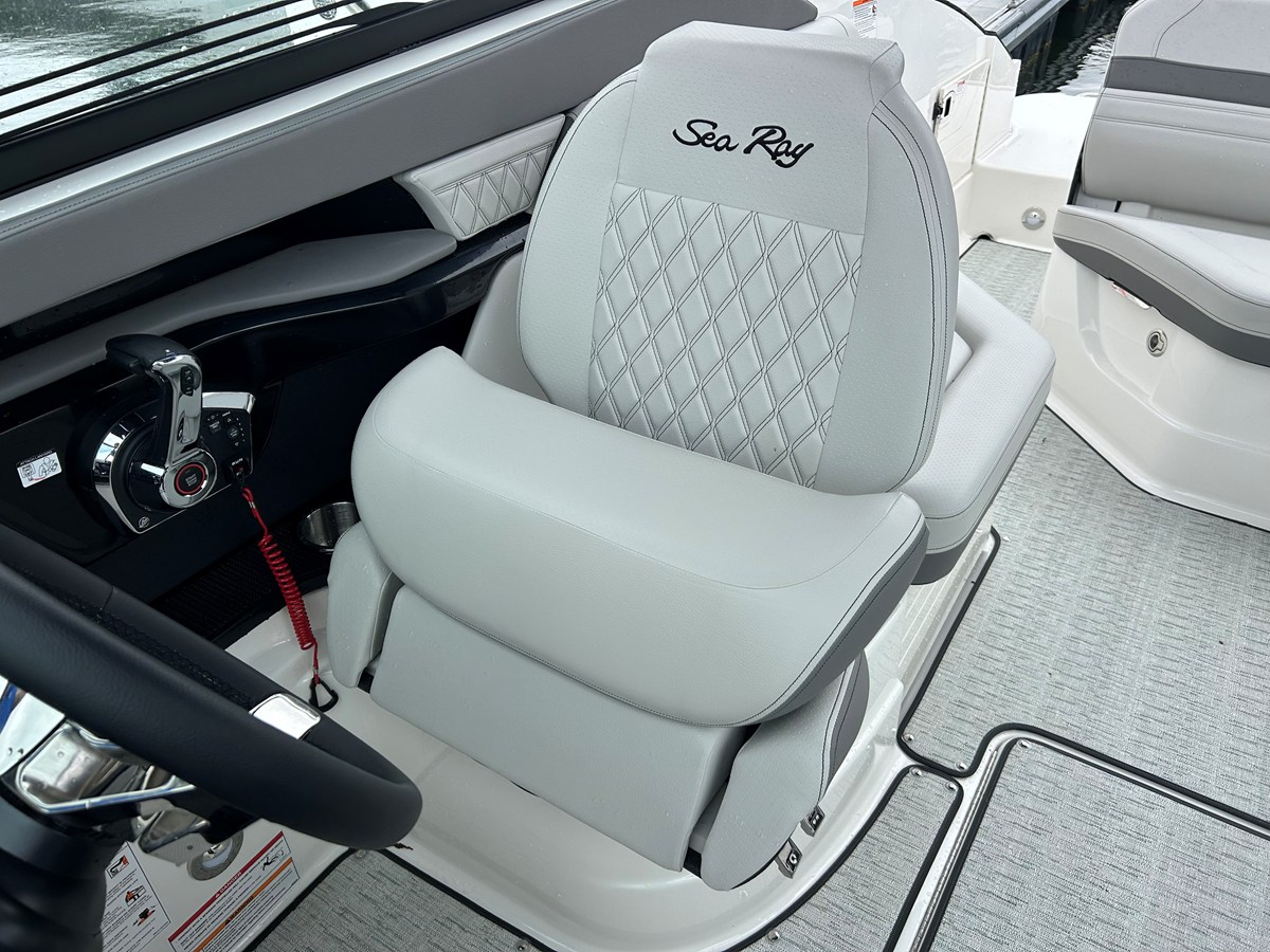 2026 Sea Ray SLX 260 Outboard 17