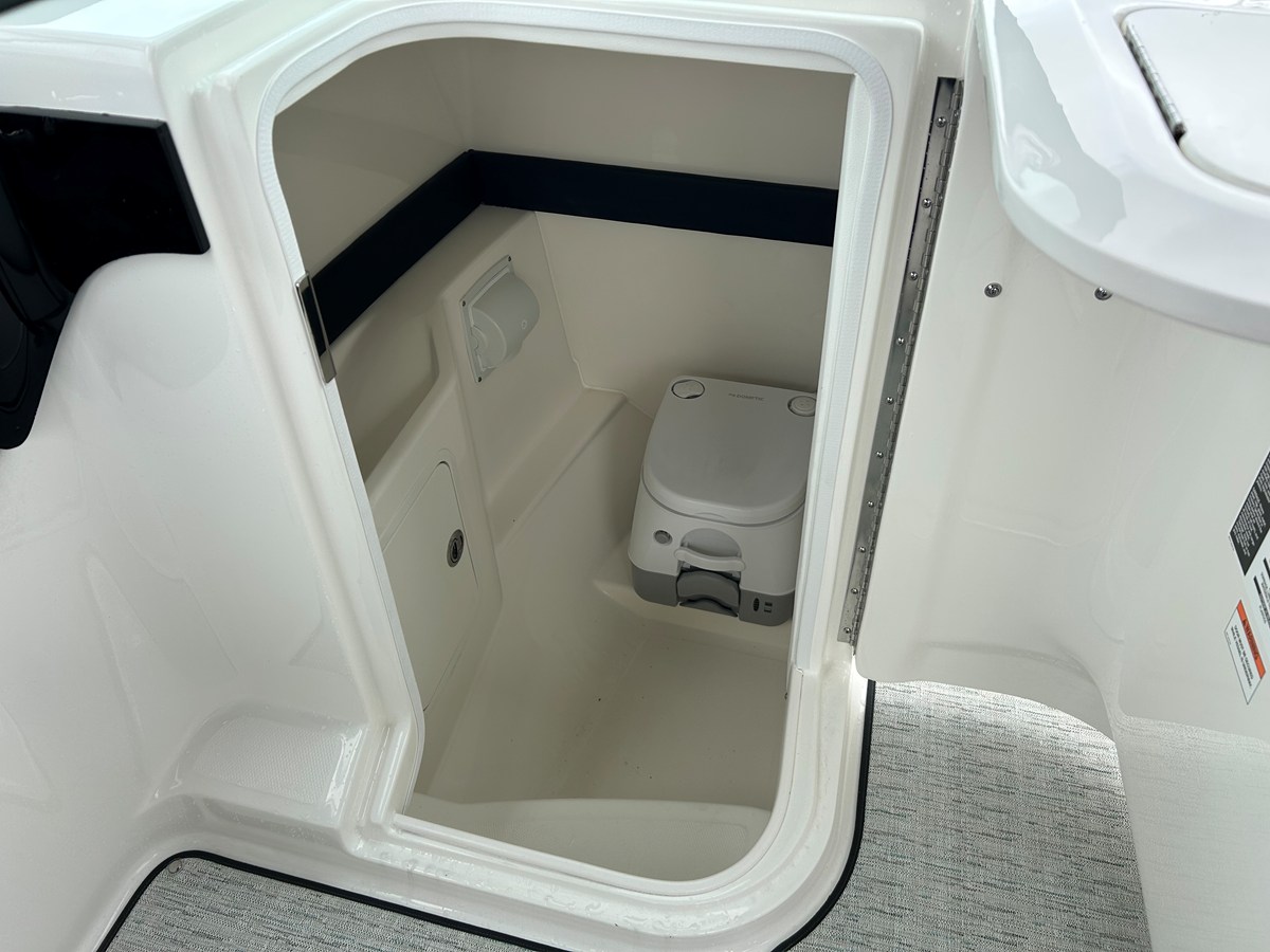 2026 Sea Ray SLX 260 Outboard 22