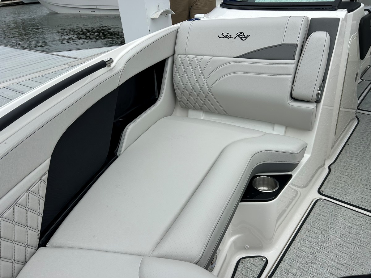 2026 Sea Ray SLX 260 Outboard 26