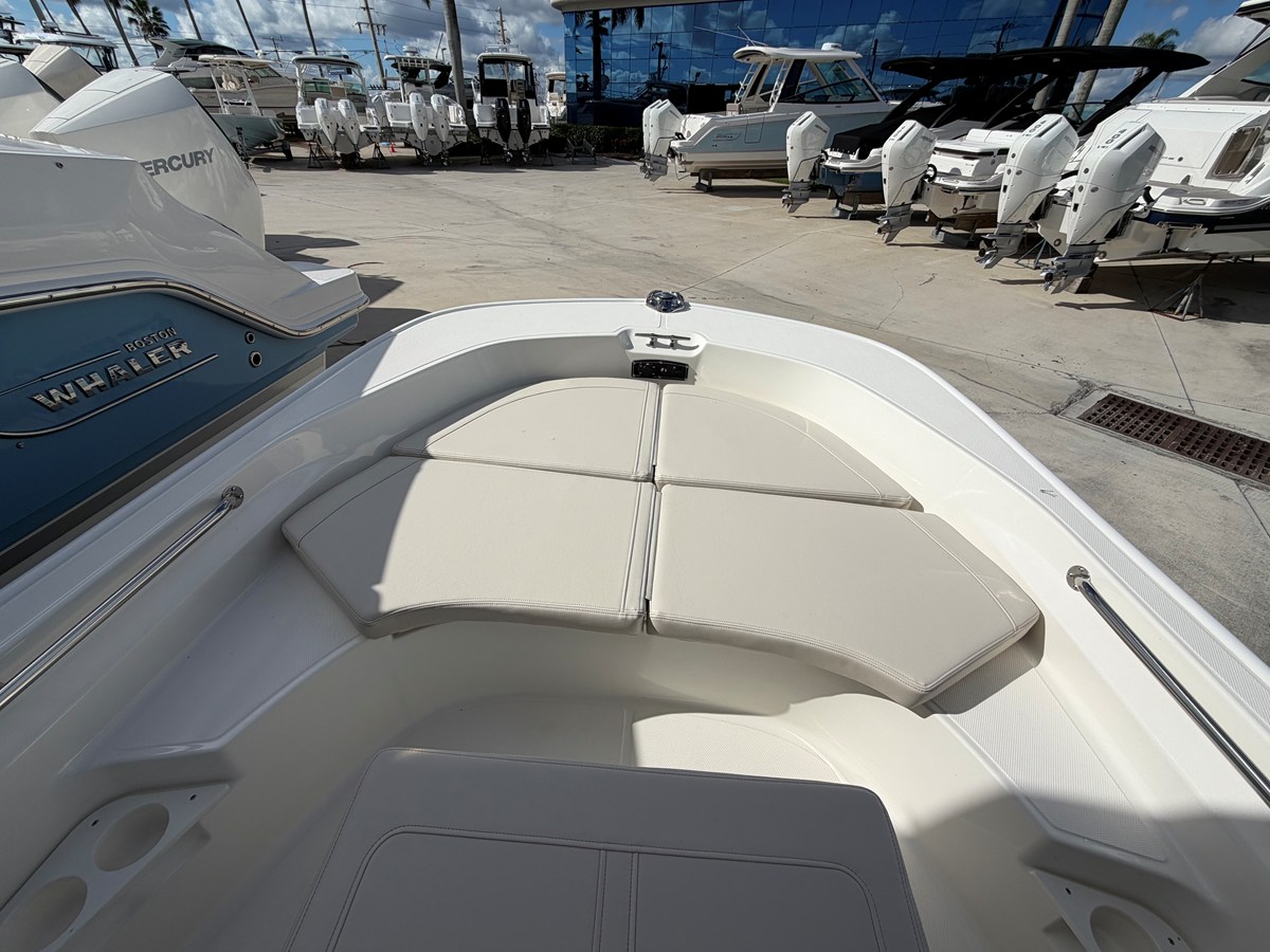 2027 Boston Whaler 170 Montauk 17