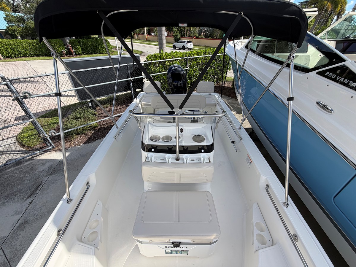2027 Boston Whaler 170 Montauk 22