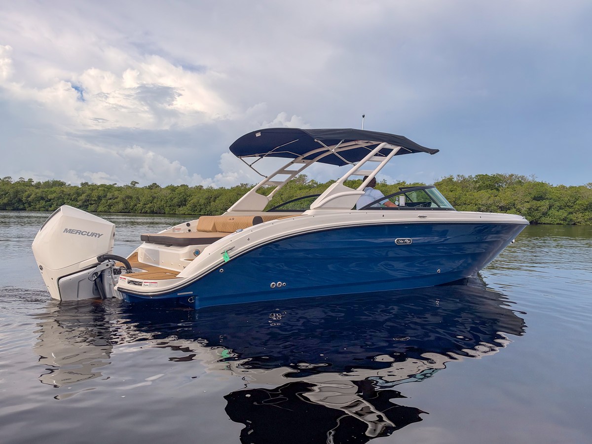 2027 Sea Ray SDX 270 Outboard 3