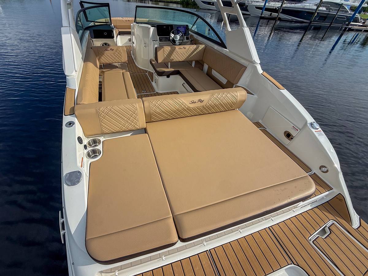 2027 Sea Ray SDX 270 Outboard 8