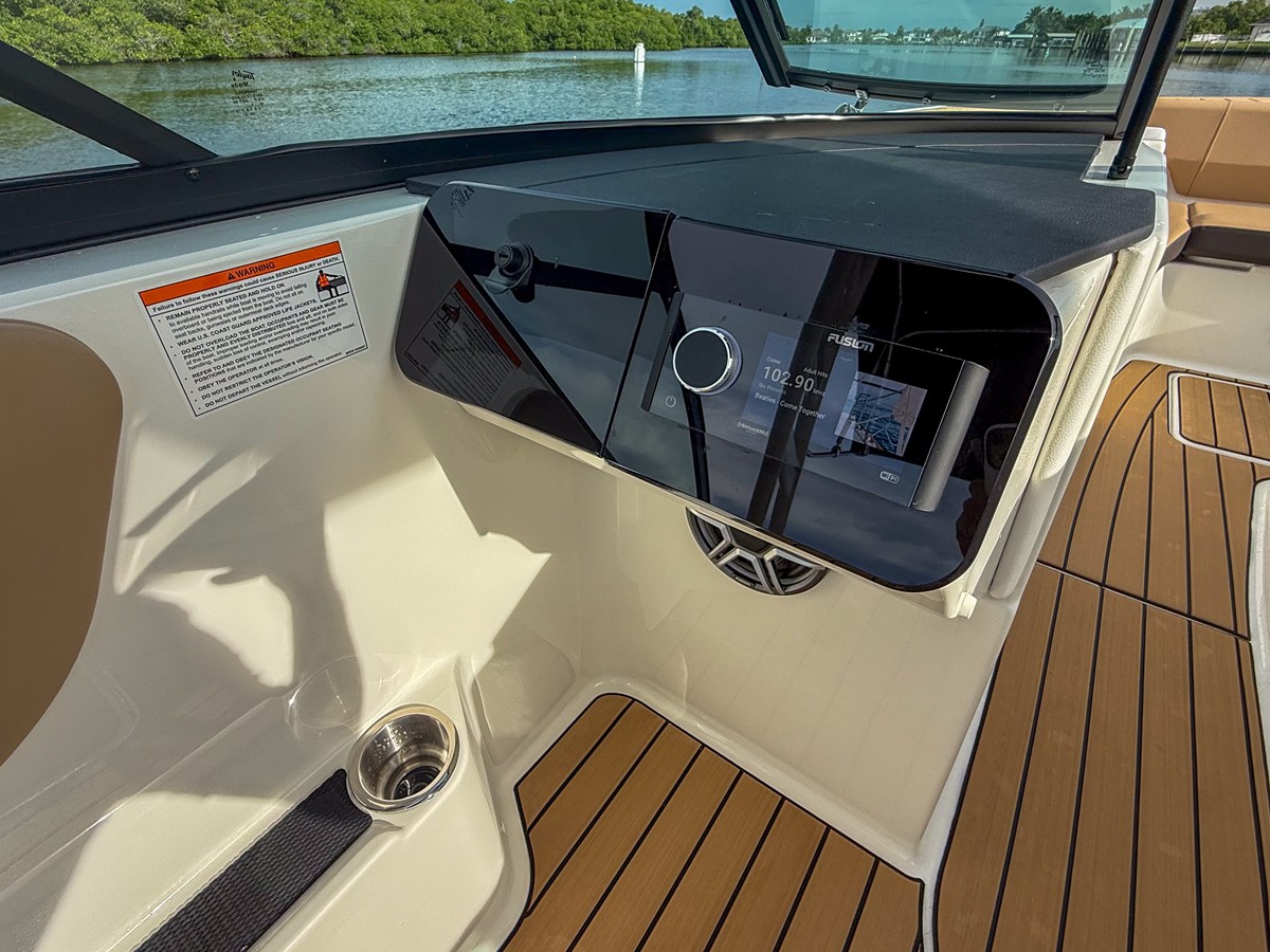 2027 Sea Ray SDX 270 Outboard 16