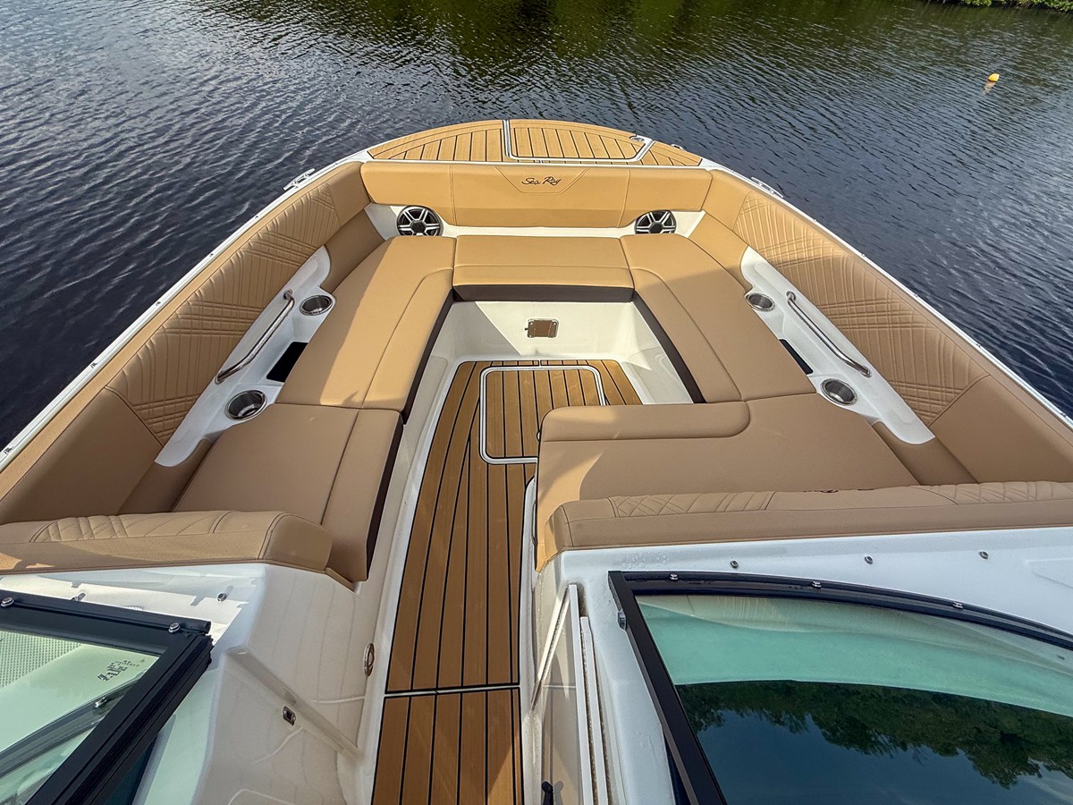 2027 Sea Ray SDX 270 Outboard 17