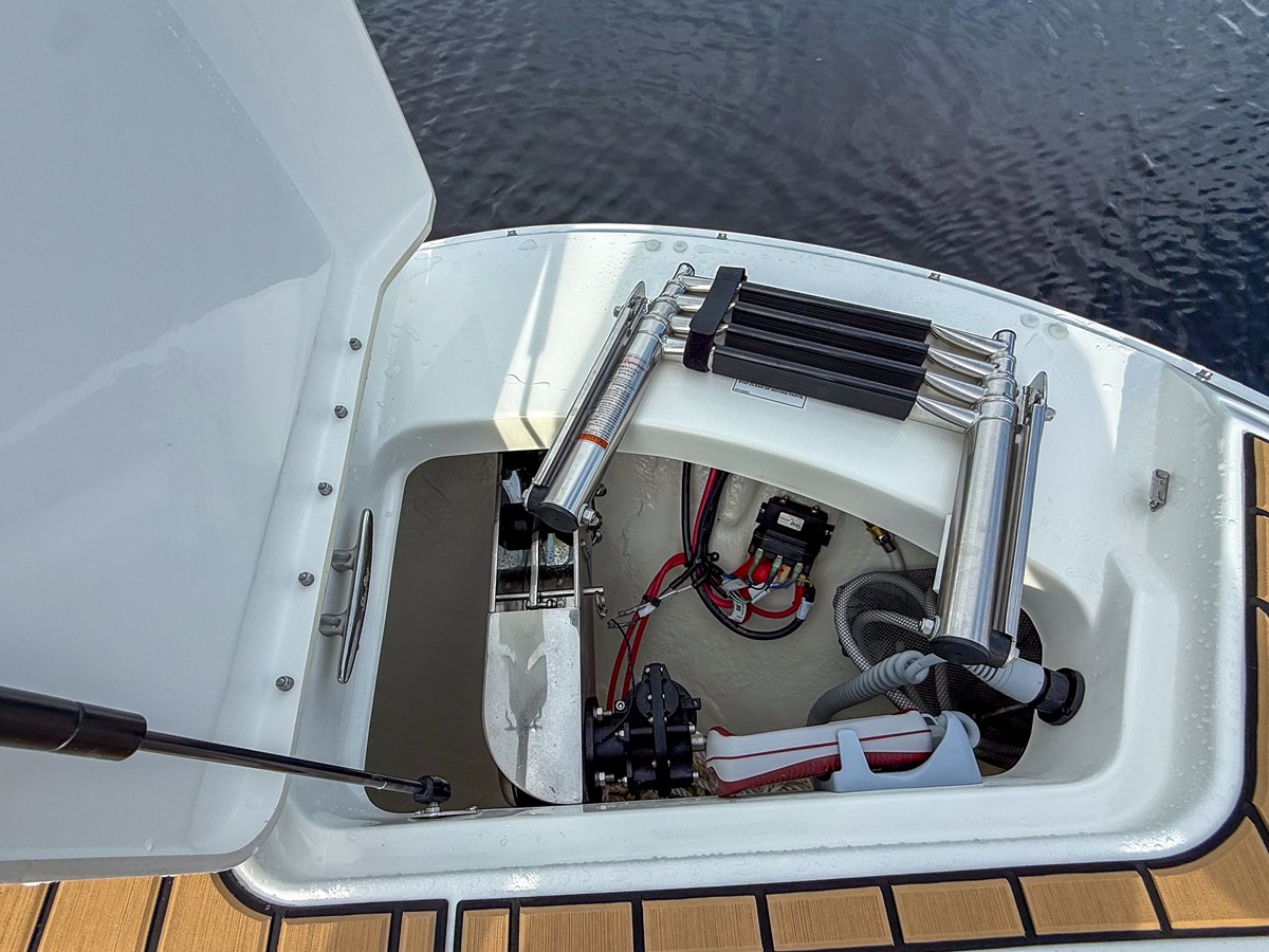 2027 Sea Ray SDX 270 Outboard 18