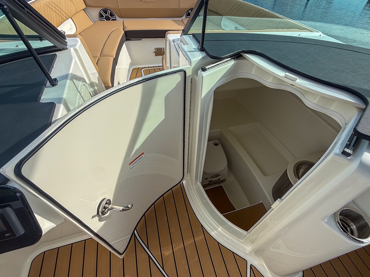 2027 Sea Ray SDX 270 Outboard 19