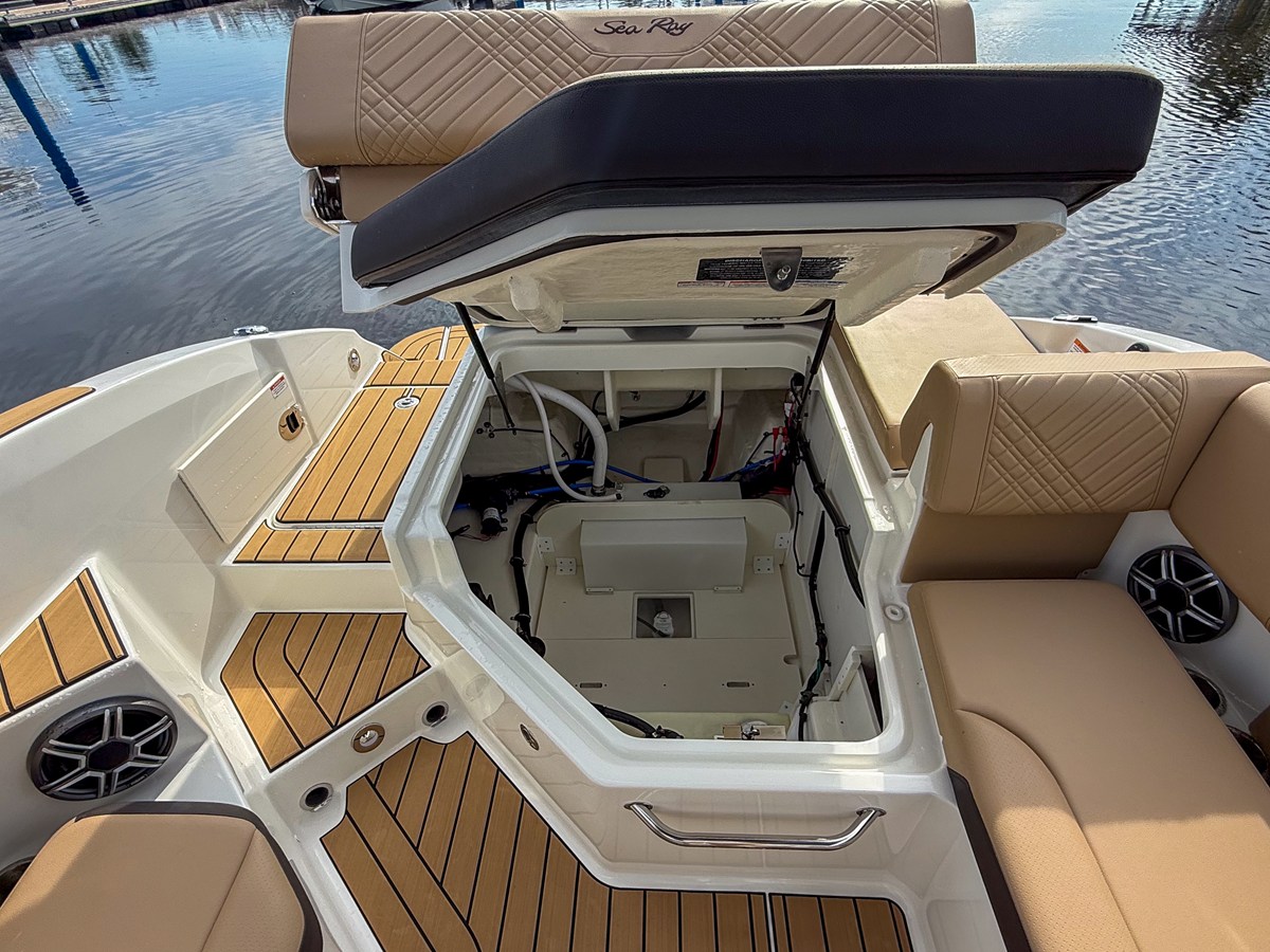 2027 Sea Ray SDX 270 Outboard 22