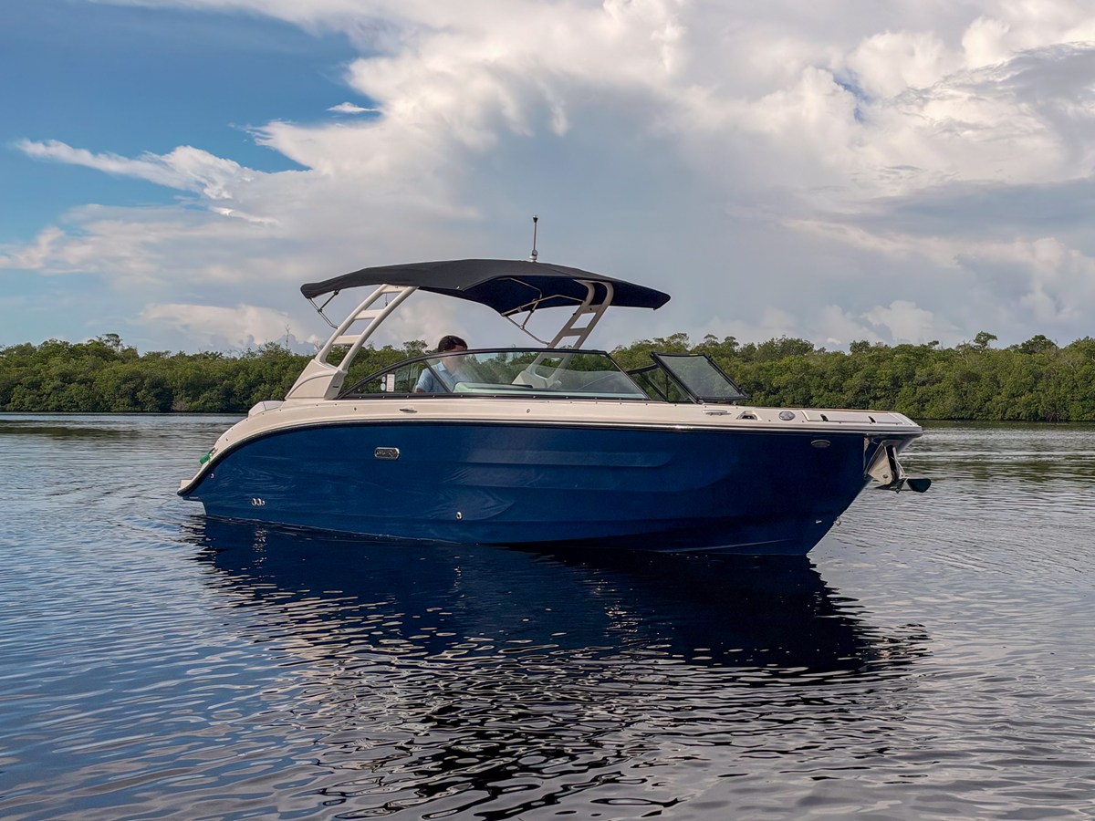 2027 Sea Ray SDX 270 Outboard 23