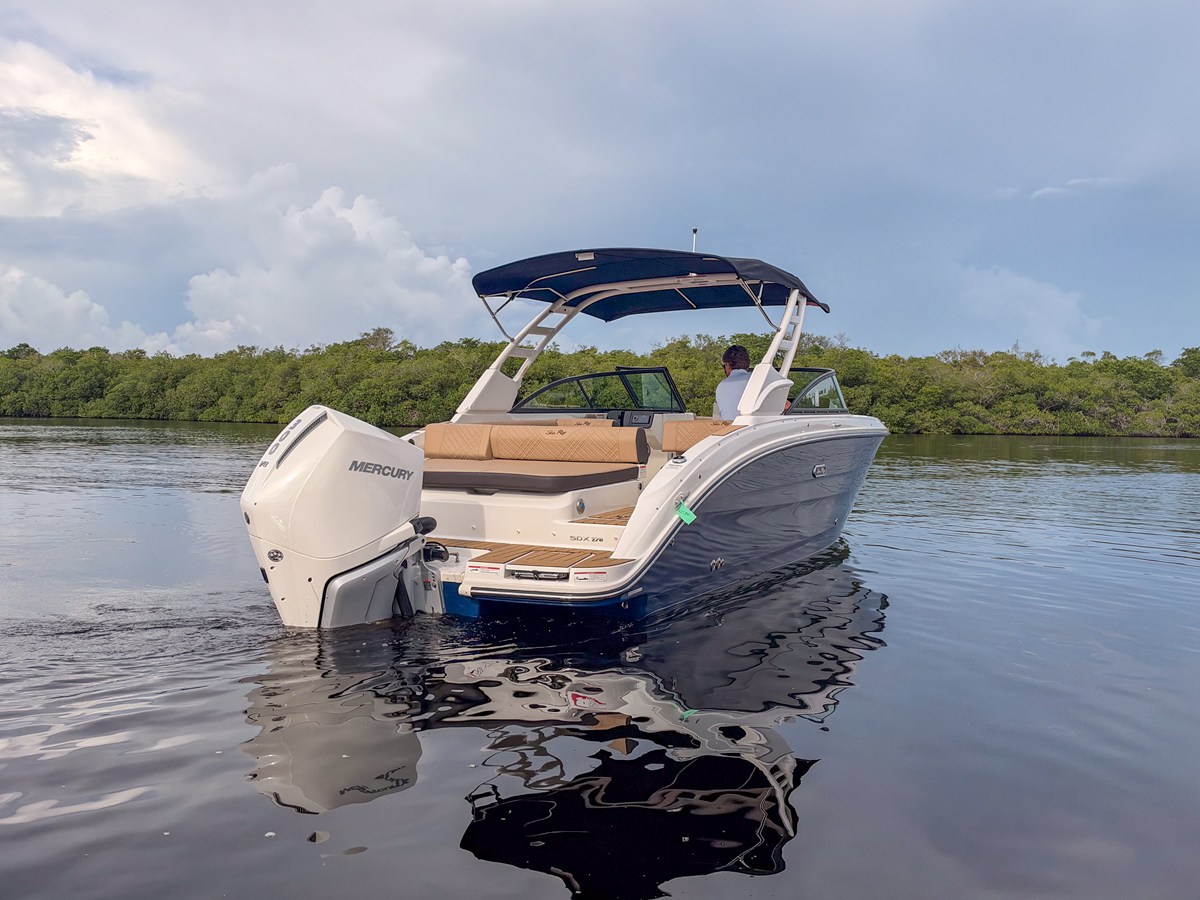 2027 Sea Ray SDX 270 Outboard 27