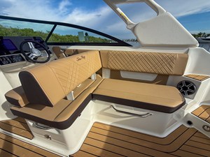 2027 Sea Ray SDX 270 Outboard 12