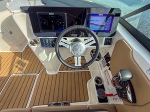 2027 Sea Ray SDX 270 Outboard 13