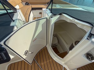 2027 Sea Ray SDX 270 Outboard 19