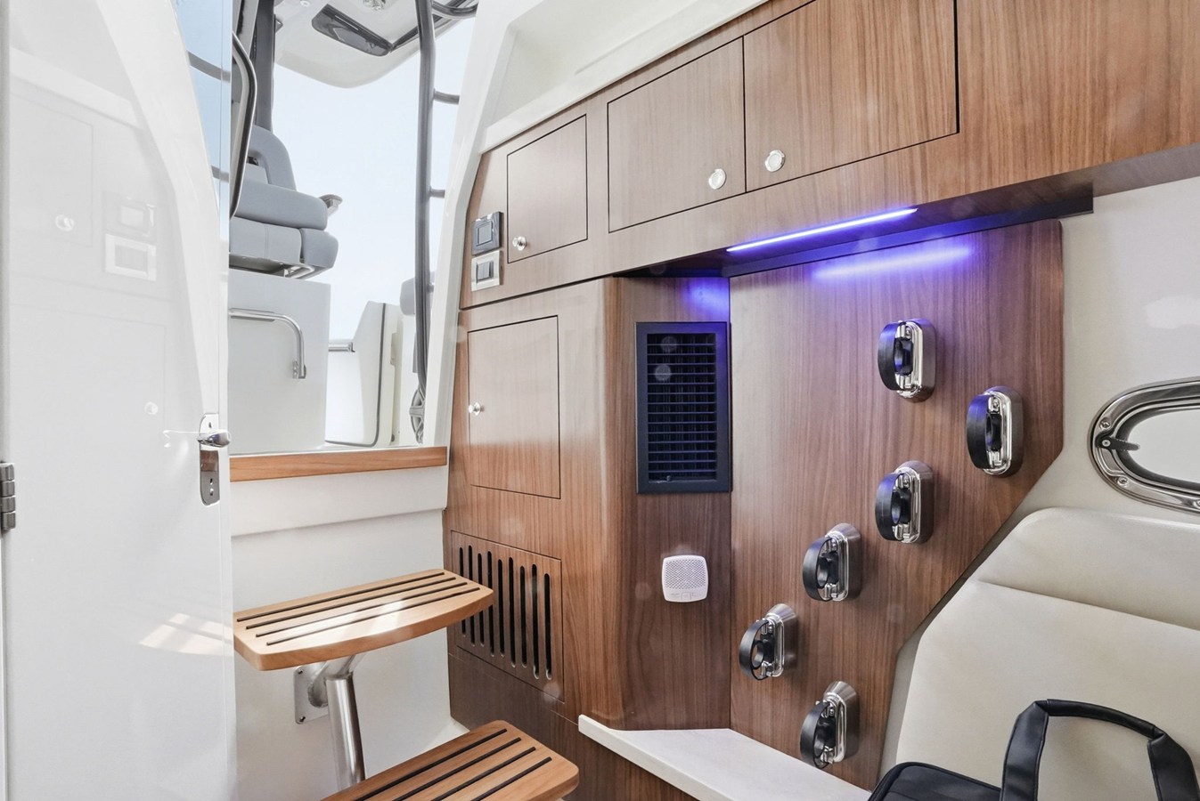 2026 Boston Whaler 380 Outrage 19