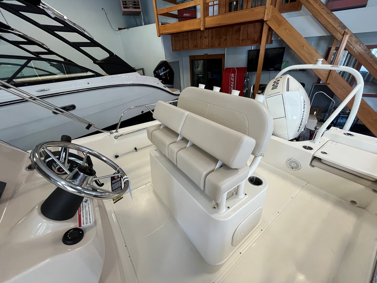 2026 Boston Whaler 210 Montauk 6
