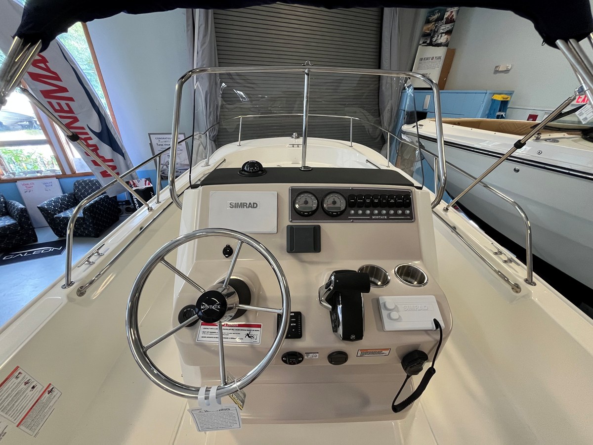 2026 Boston Whaler 210 Montauk 8