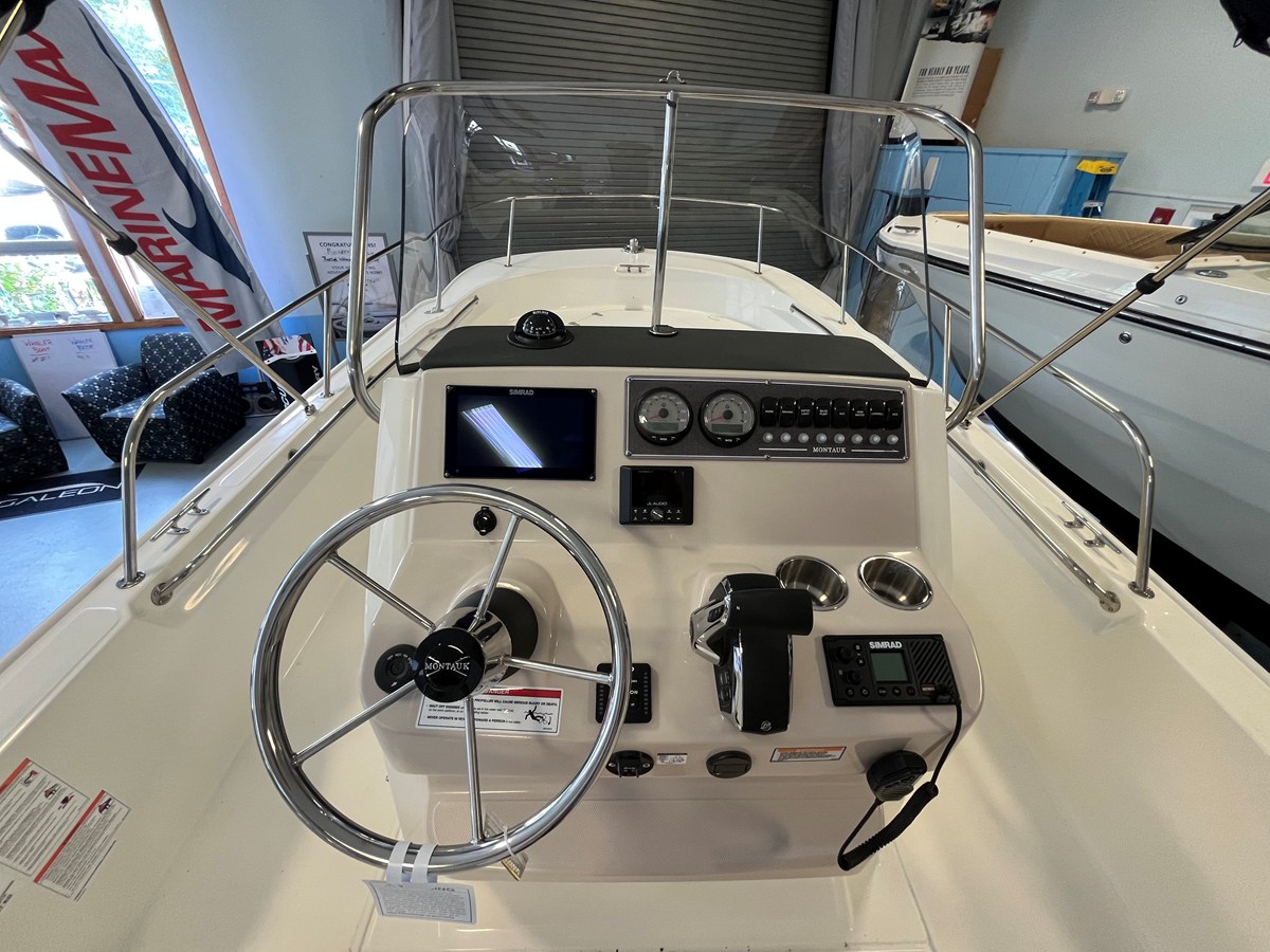 2026 Boston Whaler 210 Montauk 9