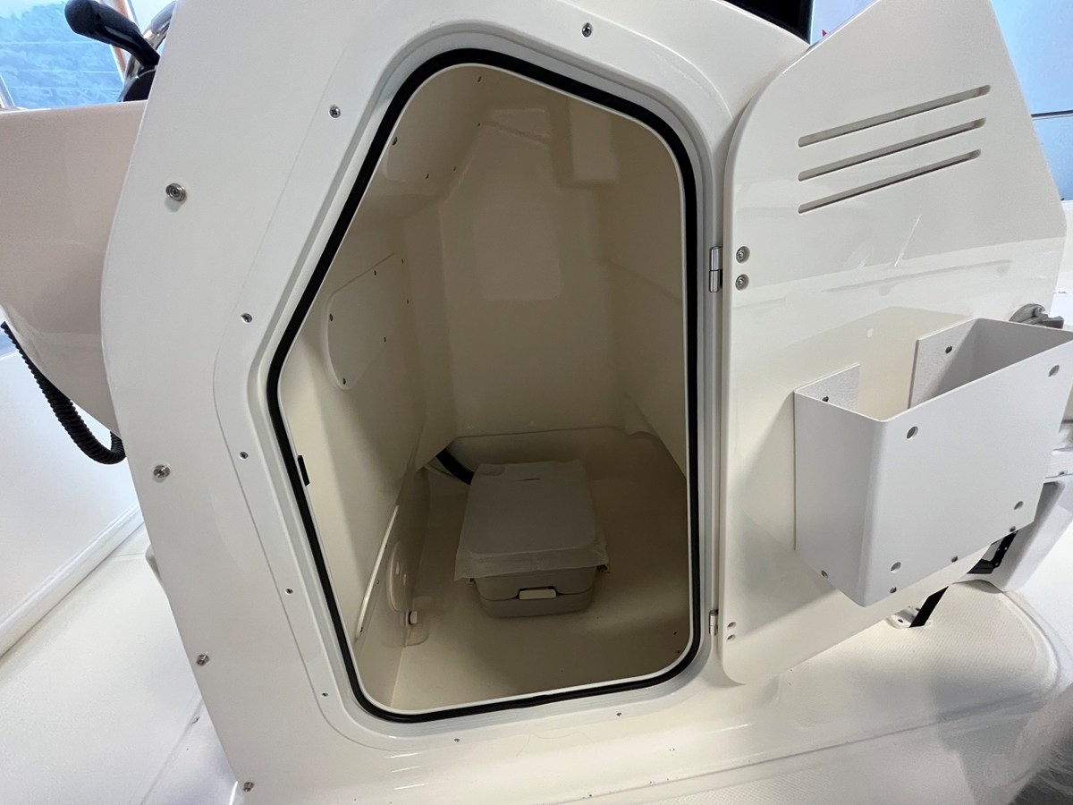2026 Boston Whaler 210 Montauk 10