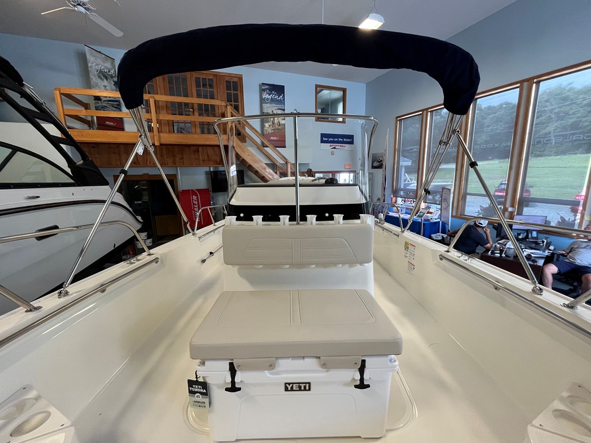 2026 Boston Whaler 210 Montauk 14