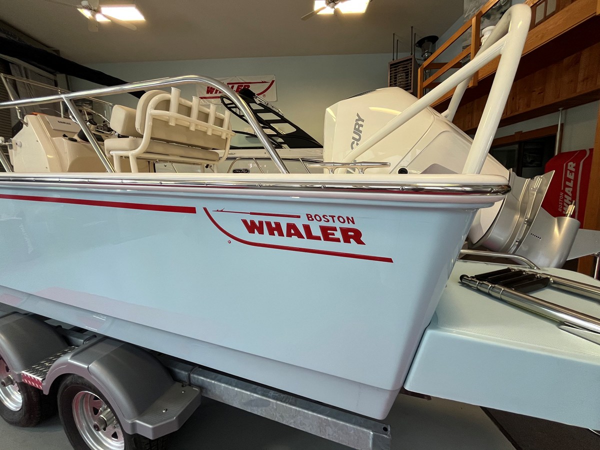 2026 Boston Whaler 210 Montauk 15