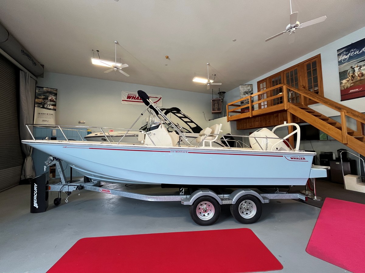 2026 Boston Whaler 210 Montauk 16