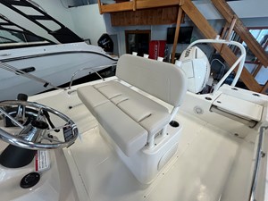 2026 Boston Whaler 210 Montauk 7