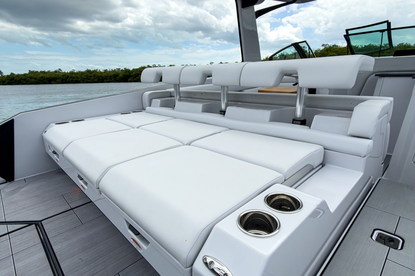 2024 Aviara AV32 Outboard 5