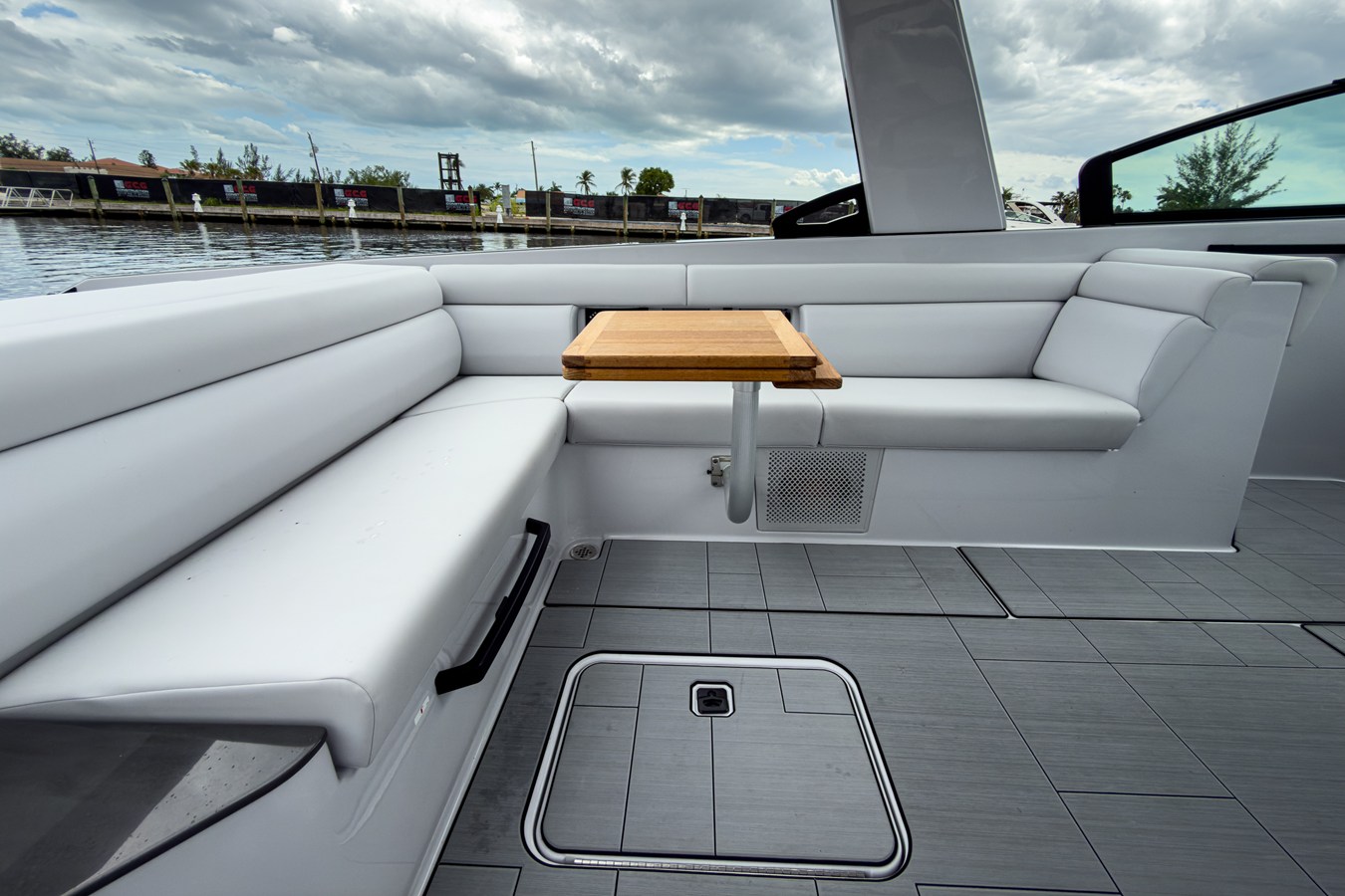 2024 Aviara AV32 Outboard 6