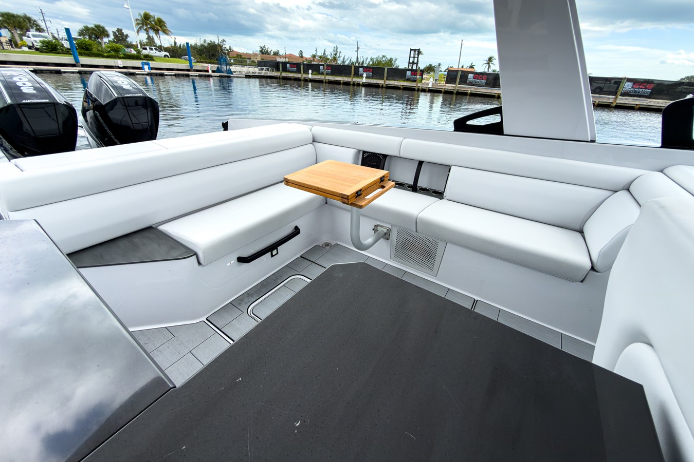 2024 Aviara AV32 Outboard 7