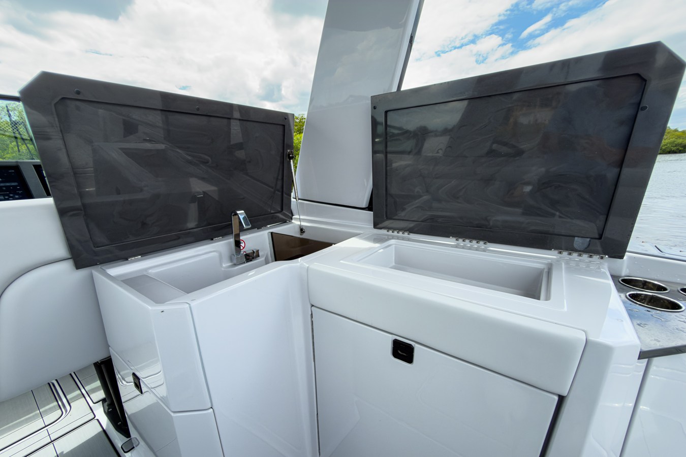 2024 Aviara AV32 Outboard 9