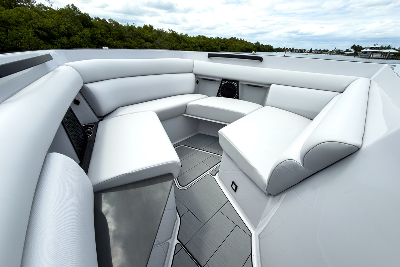 2024 Aviara AV32 Outboard 18