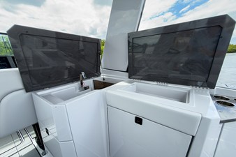2024 Aviara AV32 Outboard 9